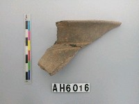 藏品(灰褐色夾砂陶口緣)的圖片